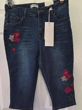 NWT Highrise Skinny Embroidered Denim Bermuda Jeans Size 12